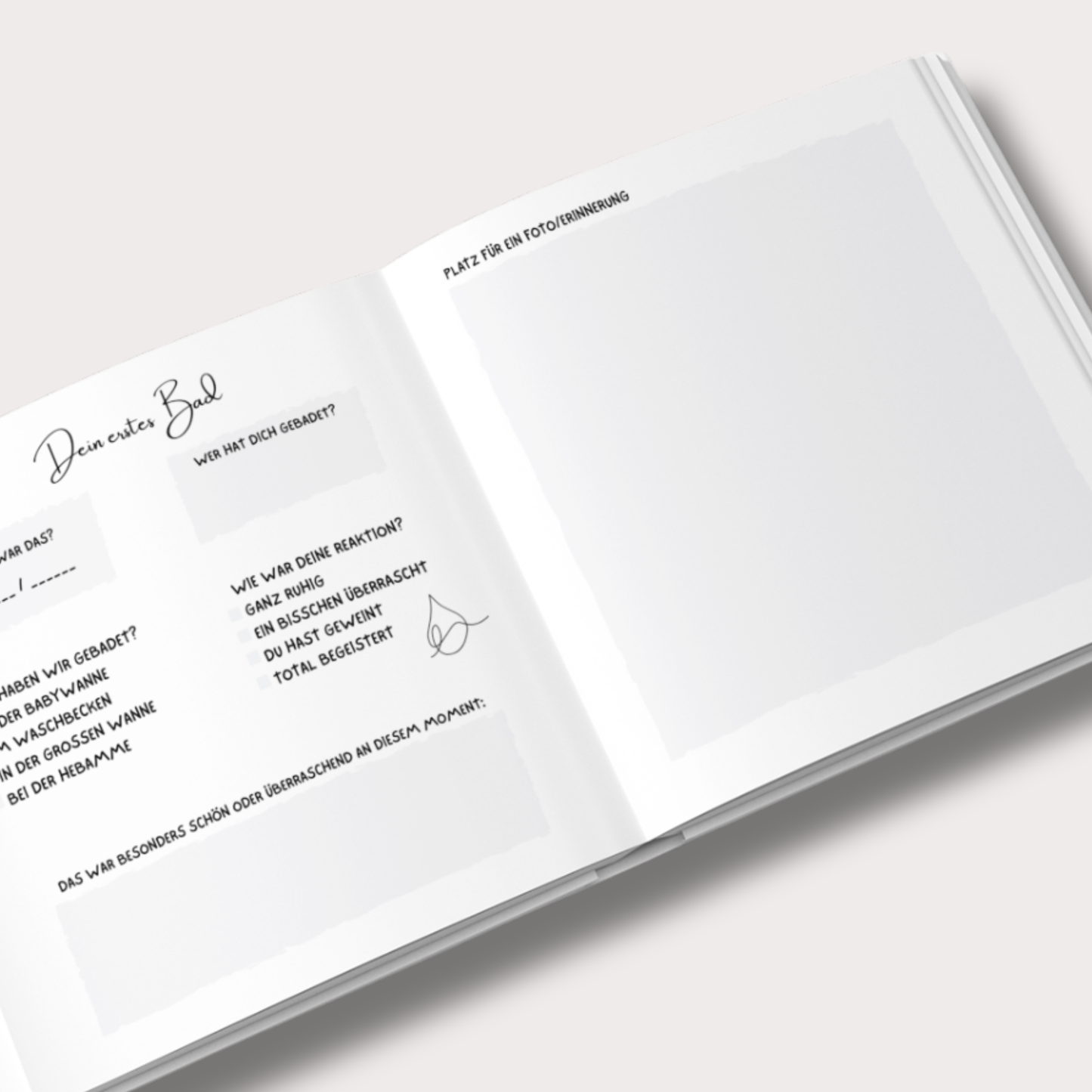 Detailansicht einer Ausfüllseite aus einem Baby Erinnerungsbuch für das erste Jahr mit kurzen Fragen und Ankreuzfeldern, minimalistisches Design ohne Monatsstruktur