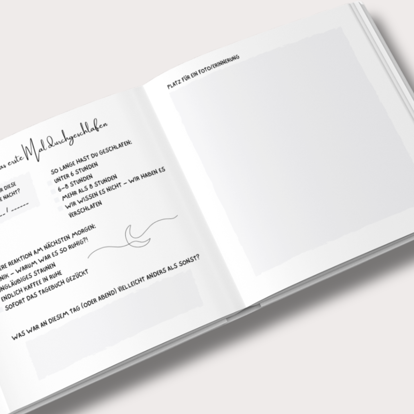 Geöffnetes minimalistisches Babyalbum fürs erste Jahr mit verschiedenen Innenseiten, Meilenstein-Seiten, Platz für Fotos und freien Erinnerungsseiten