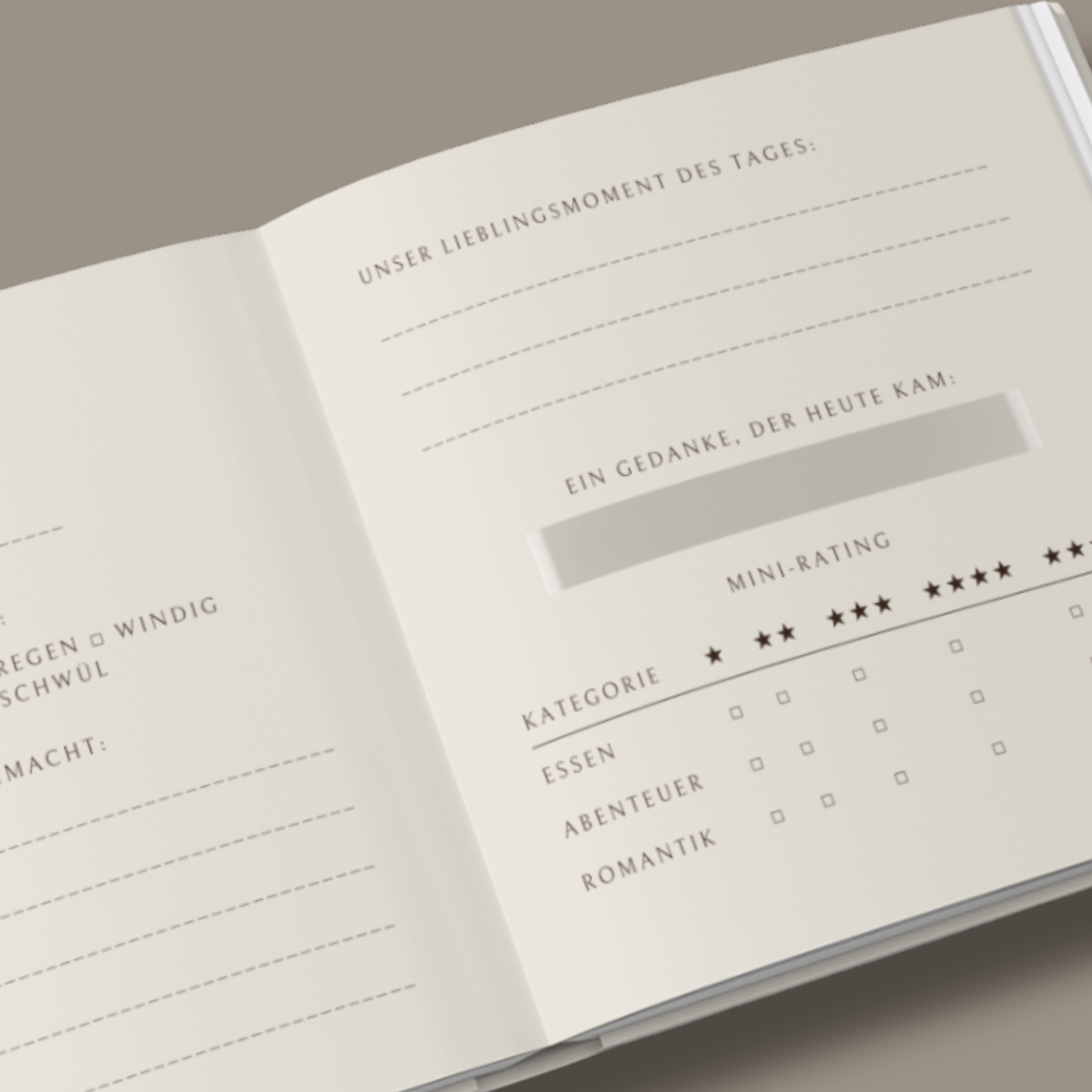 Aufgeschlagenes Flitterwochenbuch mit Platz für persönliche Urlaubserinnerungen
