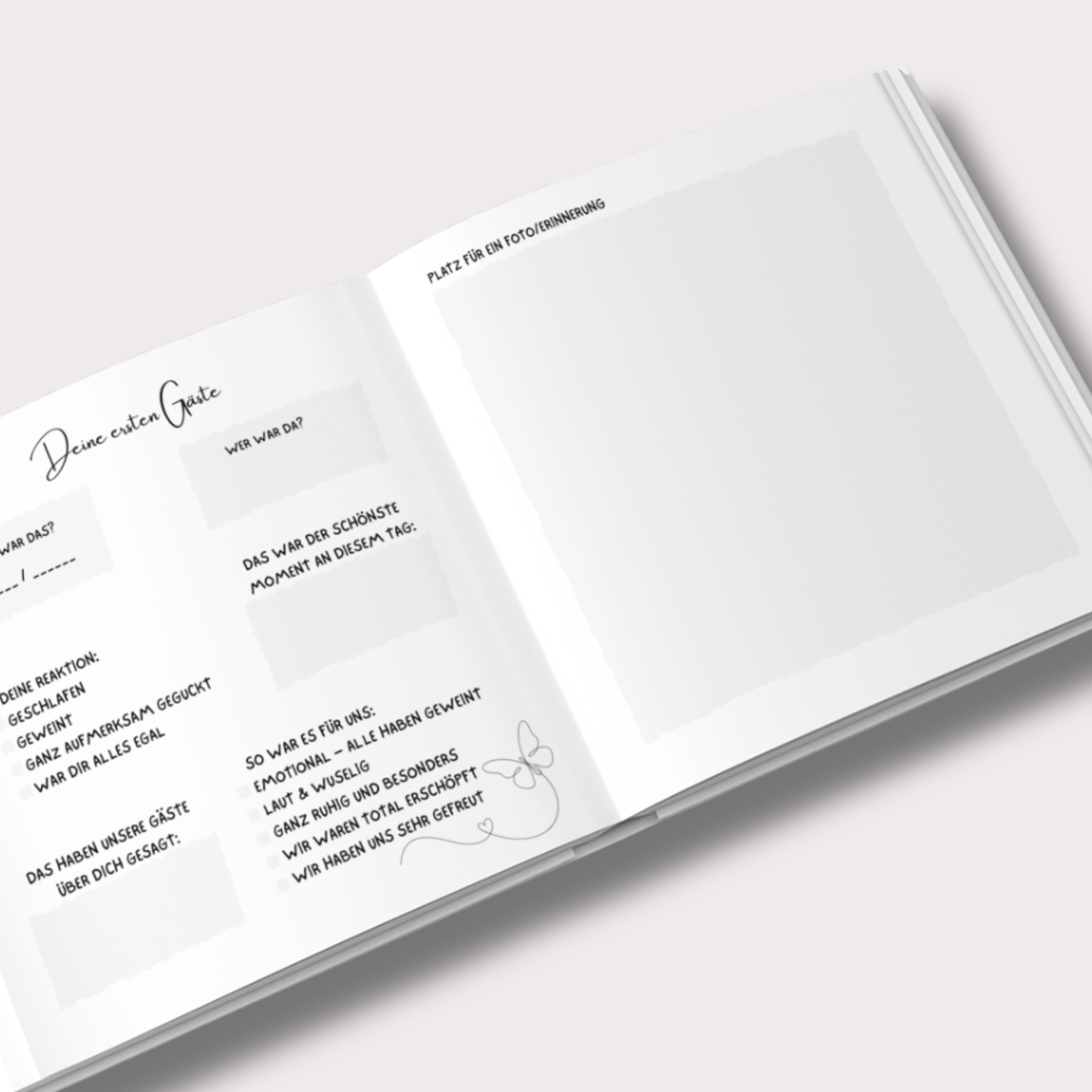 Geöffnetes minimalistisches Babyalbum fürs erste Jahr mit verschiedenen Innenseiten, Meilenstein-Seiten, Platz für Fotos und freien Erinnerungsseiten