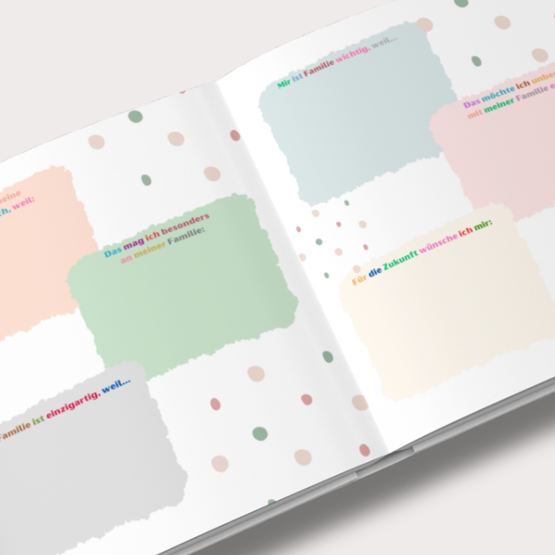 Detailansicht eines bunten Familienbuchs für Kinder mit vielseitigen Ausfüllseiten