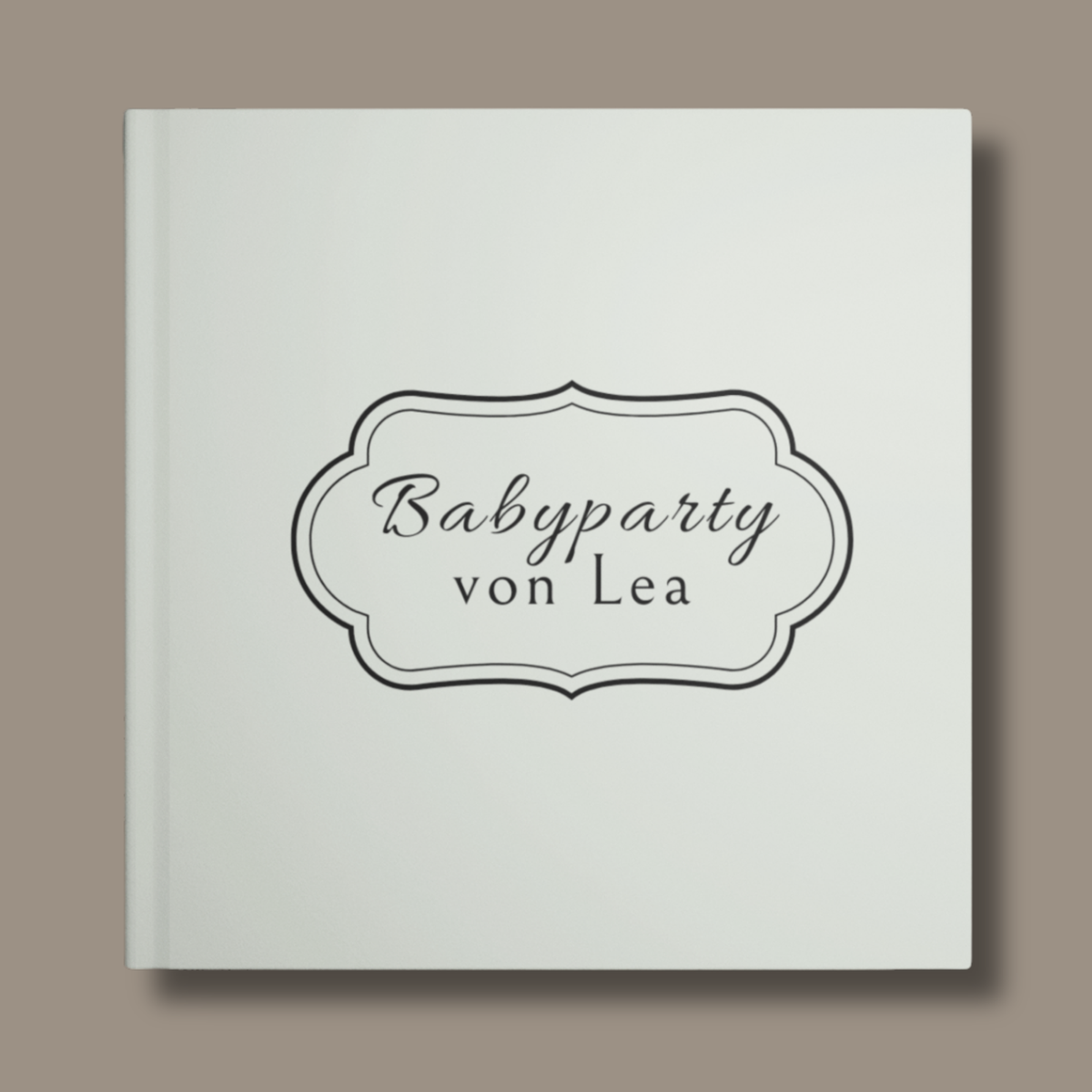 Personalisiertes Babyparty-Gästebuch in Salbeigrün mit schwarzem Rahmen und individuellem Namen