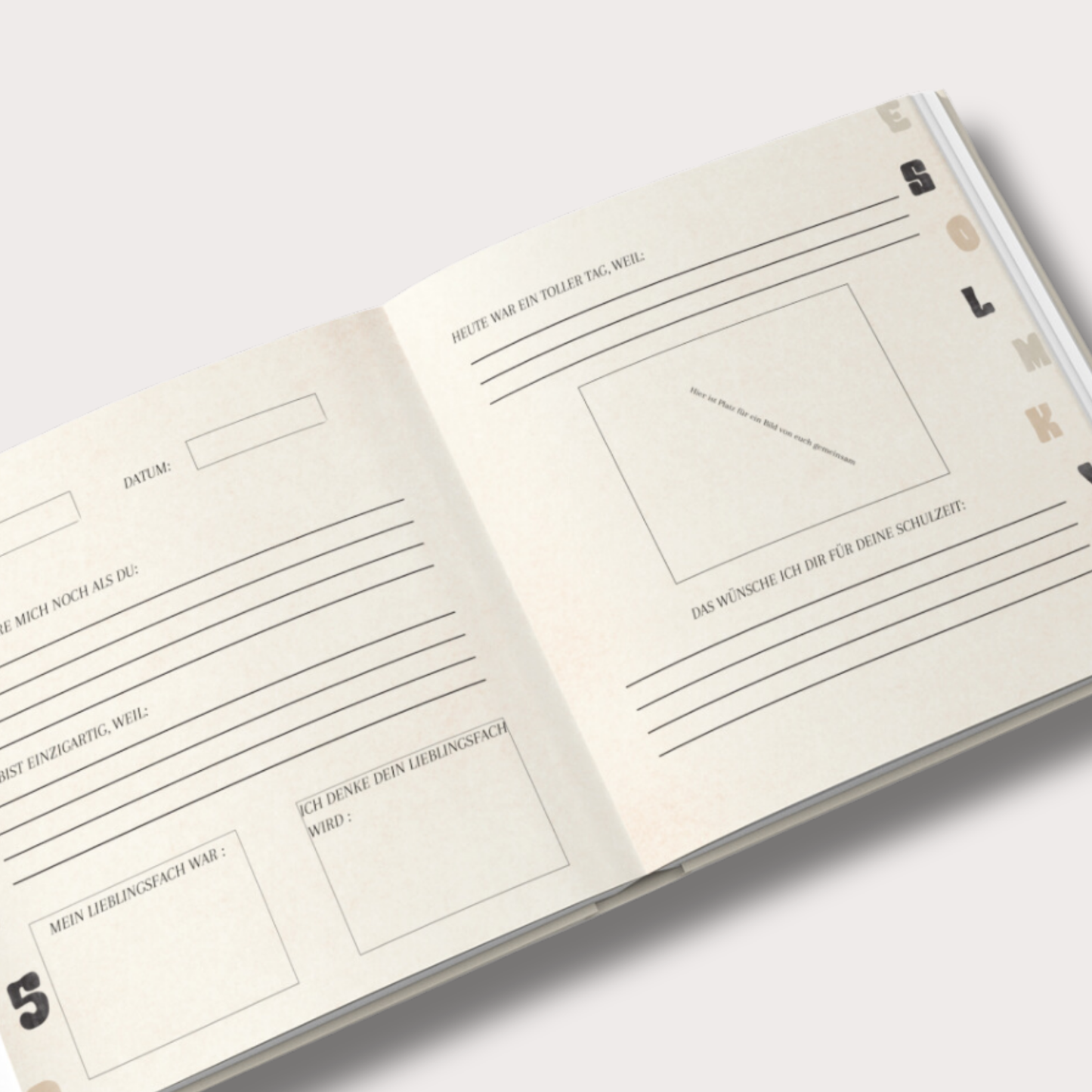 Doppelseite im Einschulungs-Gästebuch mit vorgesehenem Bereich für ein Foto und handgeschriebene Erinnerungen.