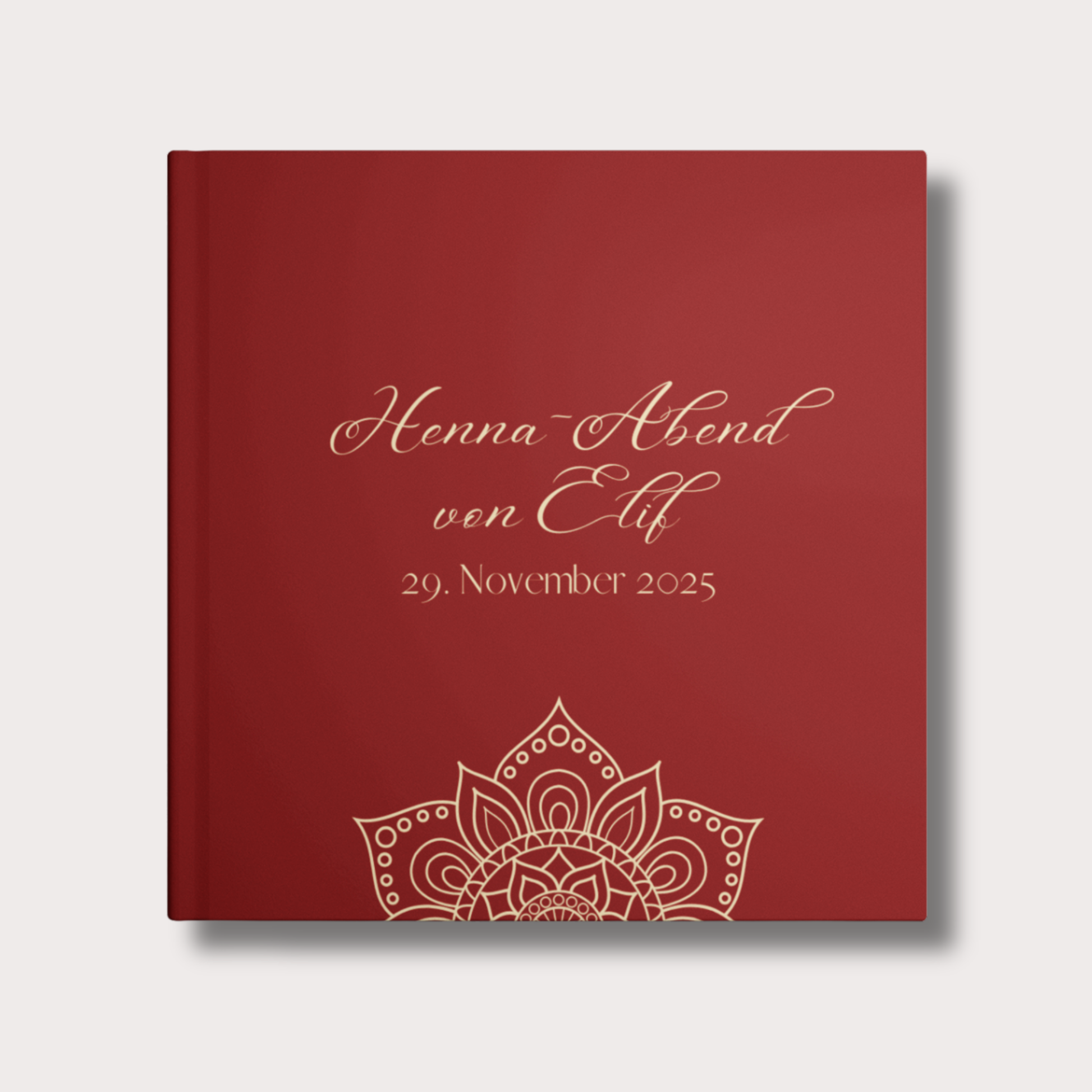 Personalisiertes Henna-Abend Gästebuch in Weinrot mit elegantem Ornament und goldfarbener Schrift