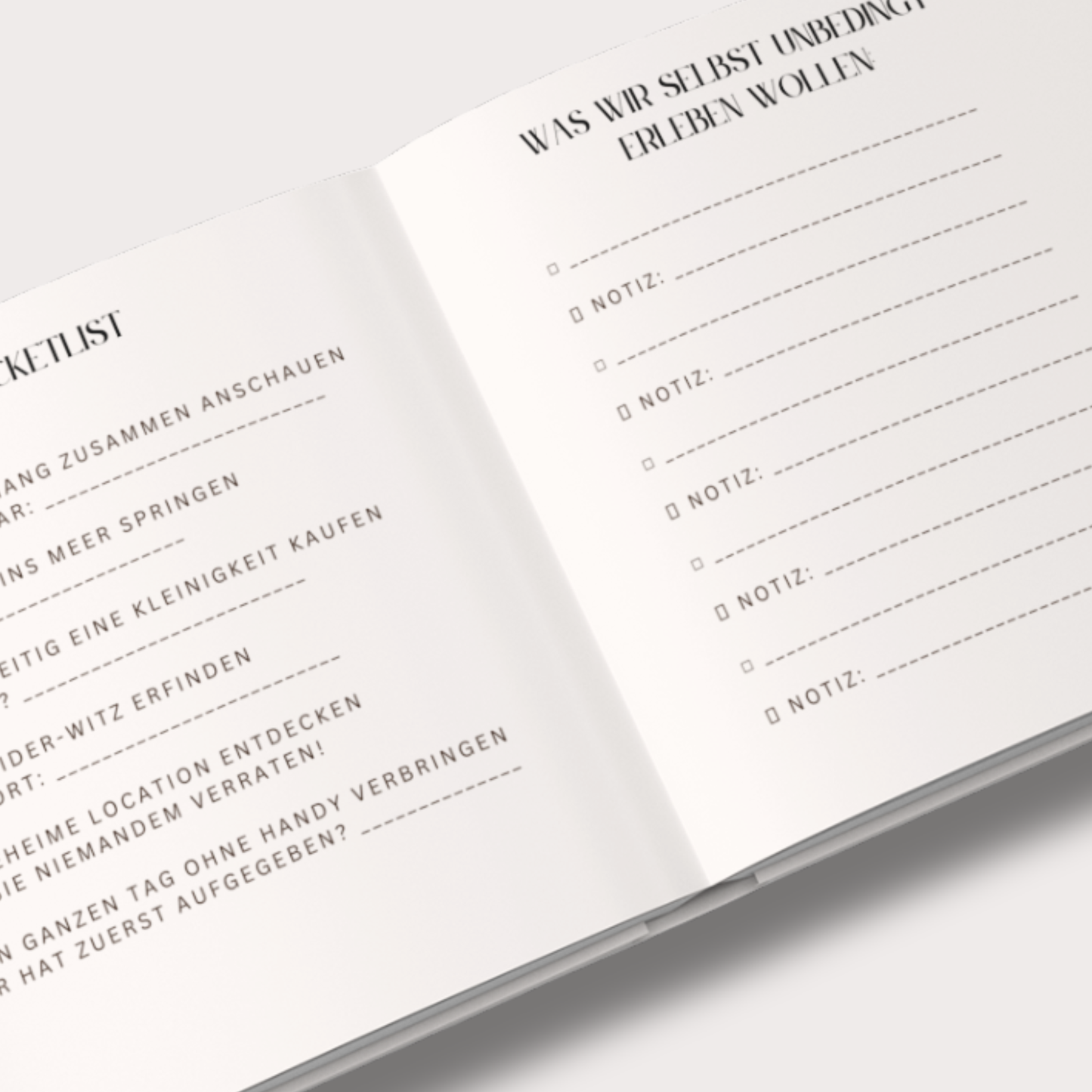 Aufgeschlagenes Hochzeitsreise Tagebuch mit Reisetagen, Fragen und Platz für Erinnerungen