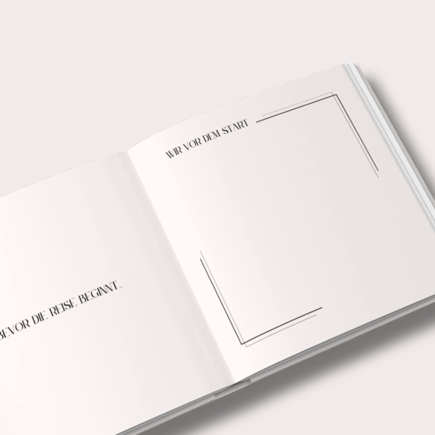 Aufgeschlagenes Hochzeitsreise Tagebuch mit Reisetagen, Fragen und Platz für Erinnerungen