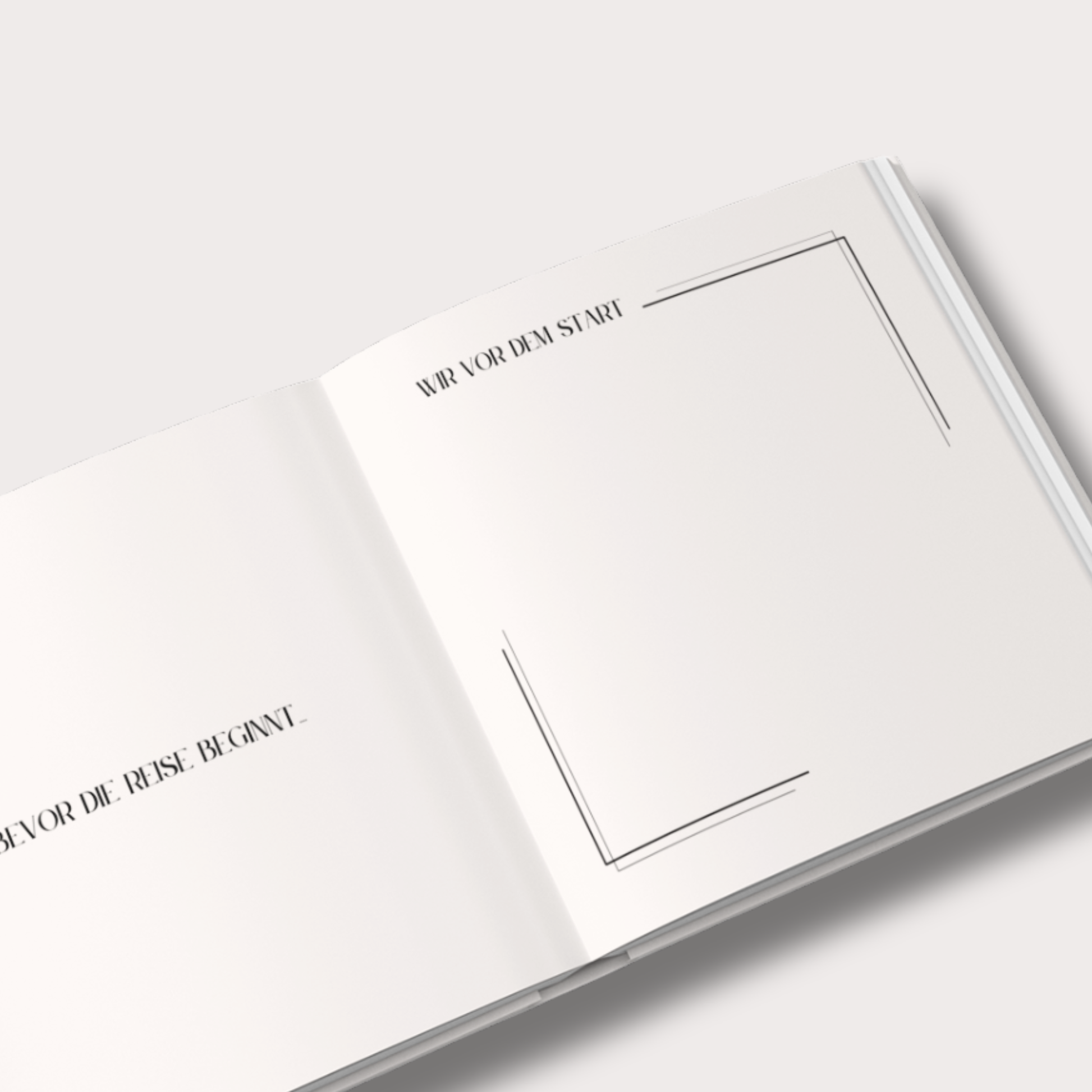 Aufgeschlagenes Hochzeitsreise Tagebuch mit Reisetagen, Fragen und Platz für Erinnerungen