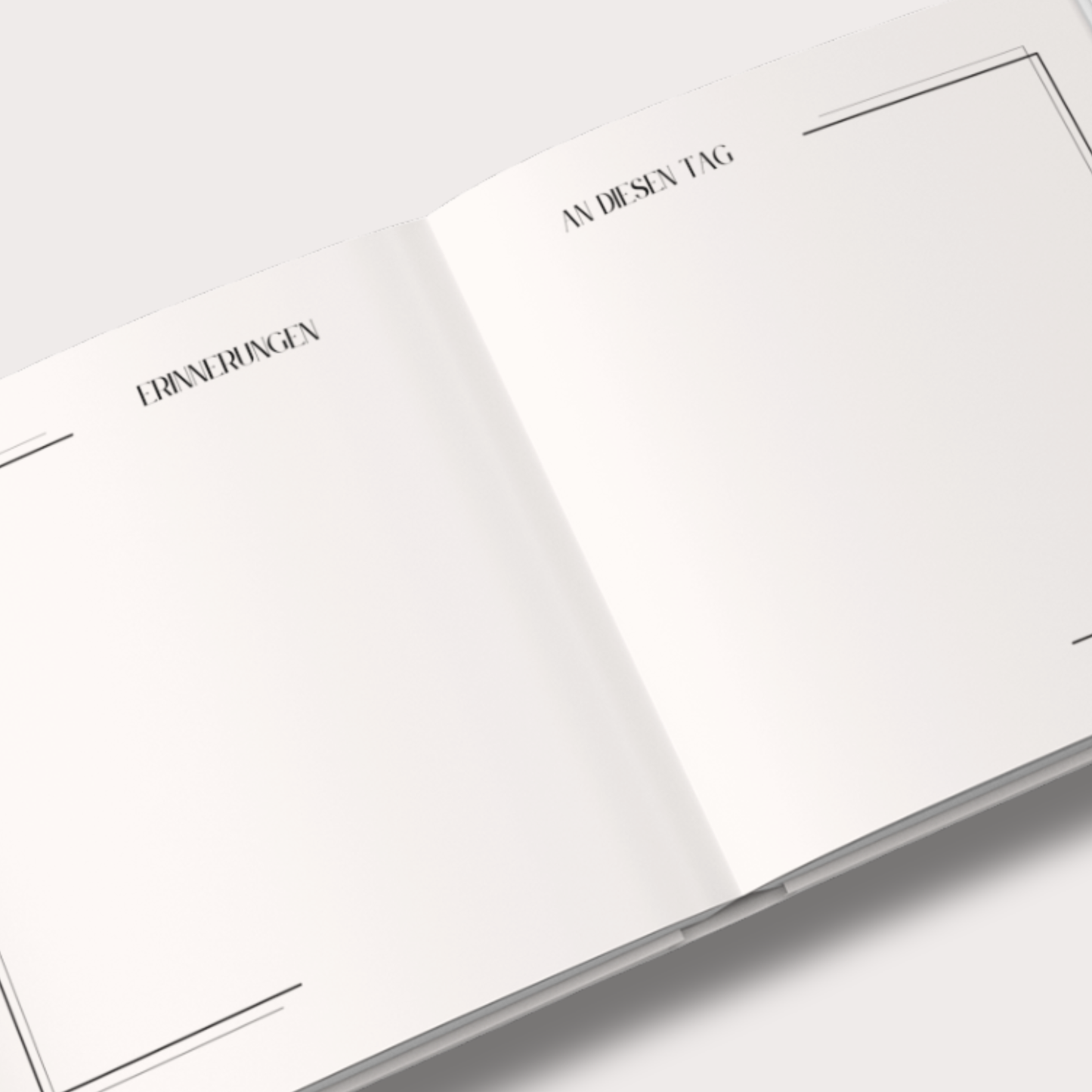 Aufgeschlagenes Hochzeitsreise Tagebuch mit Reisetagen, Fragen und Platz für Erinnerungen