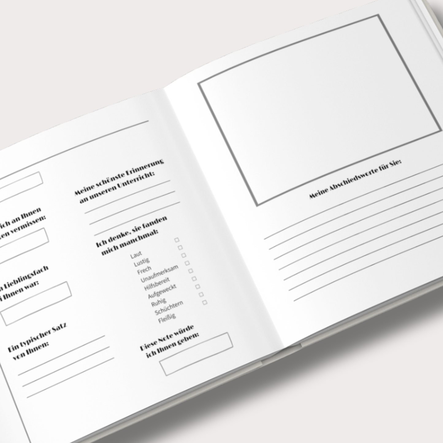 Modern gestaltete Schülerseite in warmem Grau mit Fragen, Erinnerungen und Platz für persönliche Einträge im Lehrer-Gästebuch.