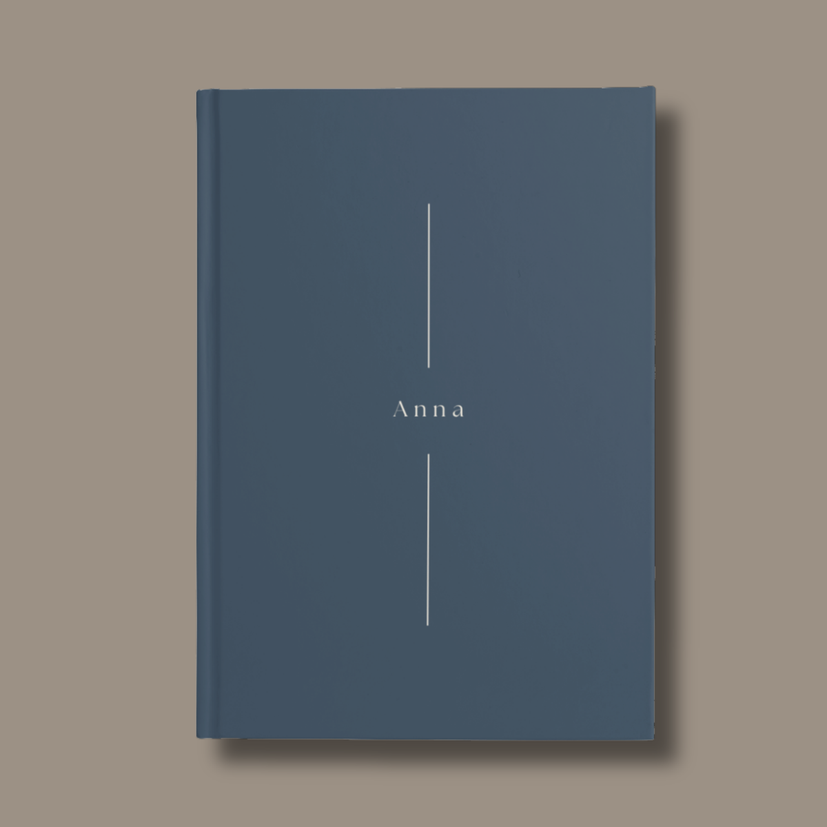 Notizbuch A5 in Blaugrau und Creme mit personalisiertem Namen auf dem minimalistischen Hardcover