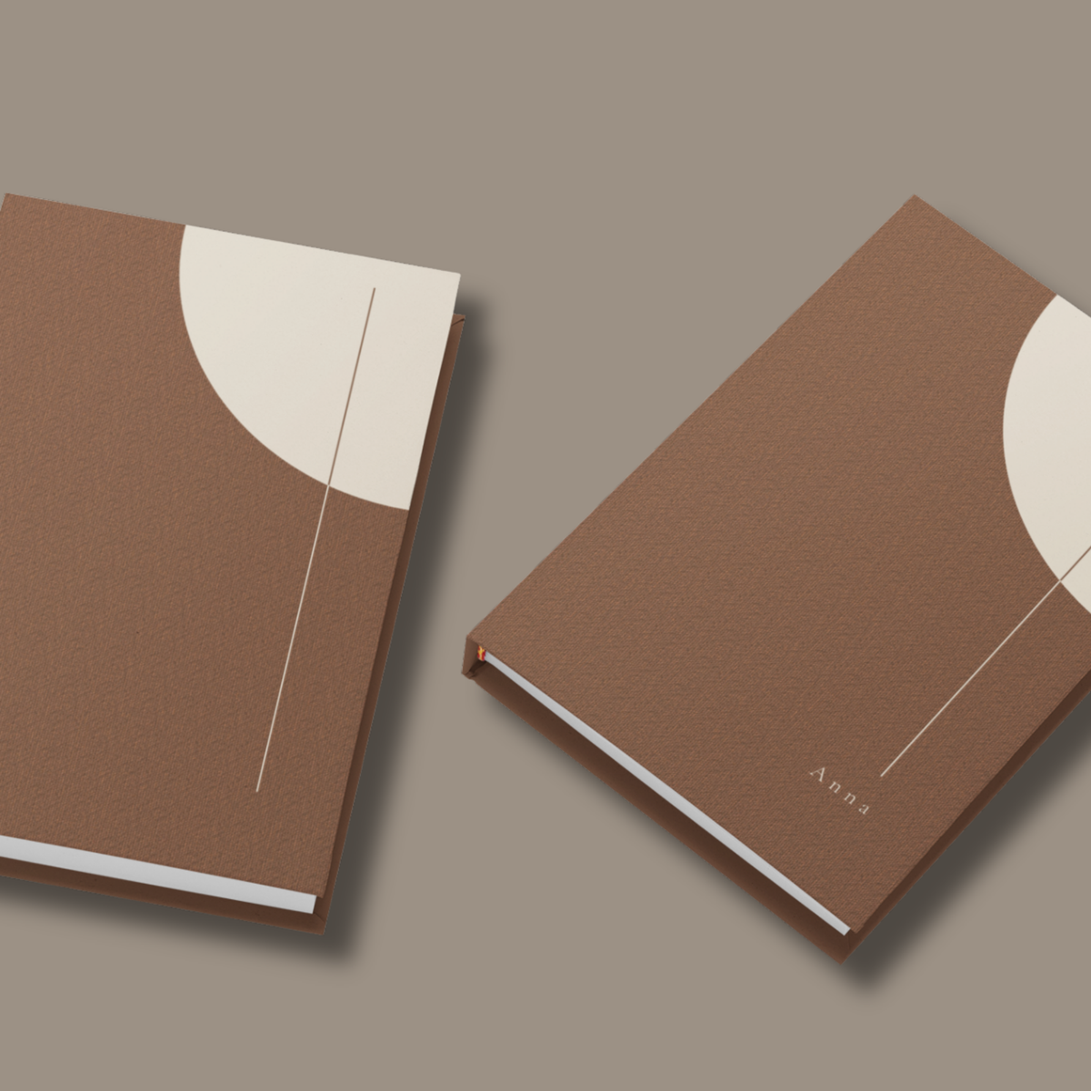 Zwei ARCO Notizbücher in Cognac und Creme nebeneinander, eines mit personalisiertem Namen und eines ohne Personalisierung
