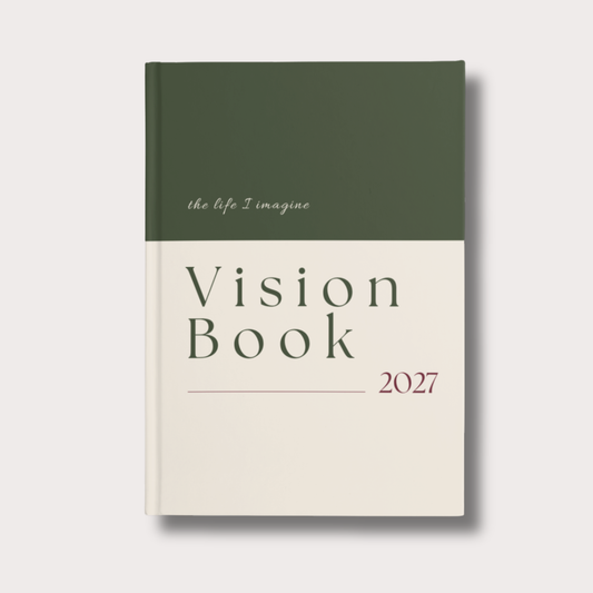 Vision Book 2027 Mira als hochwertiges Hardcover in Waldgrün, Creme und Bordeaux mit dem Schriftzug The Life I Imagine.