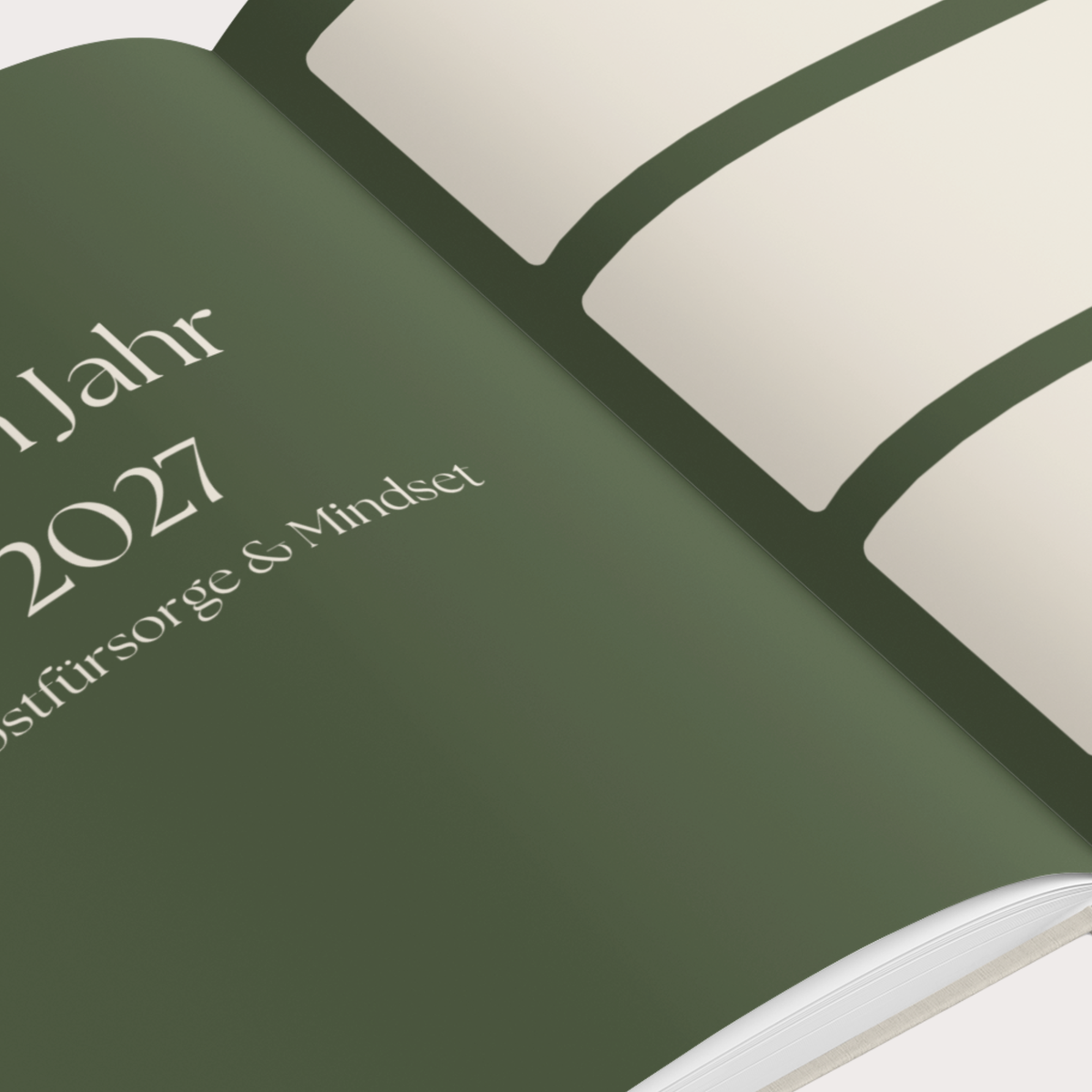 Innenseiten des Vision Books Mira mit Fragen und Impulsen zum Reflektieren über Ziele, Wünsche und Visionen für 2027.